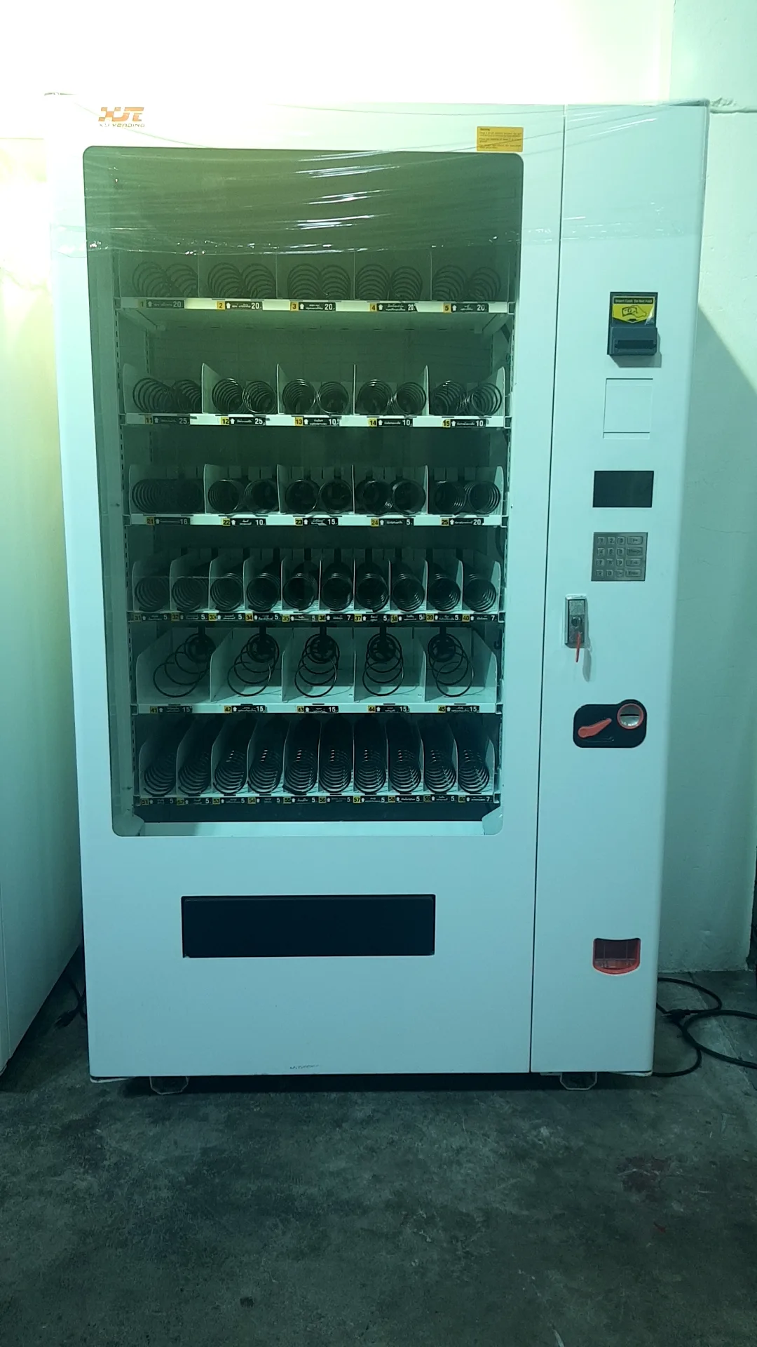 ตู้จำหน่ายขนมและสินค้าอุปโภคบริโภคหยอดเหรียญ Snack vending machine ไม่มีระบบความเย็น