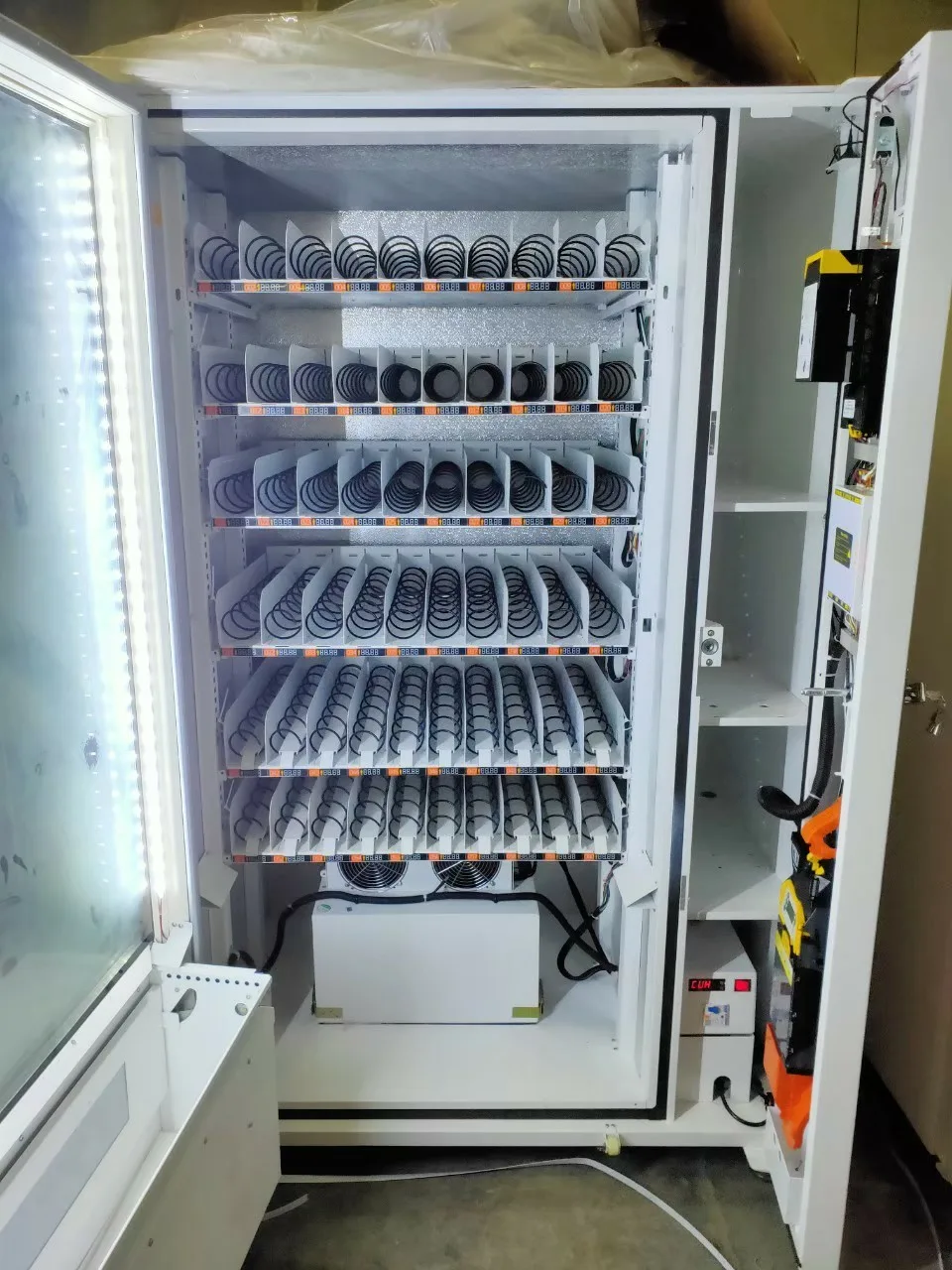 ตู้จำหน่ายขนมและสินค้าอุปโภคบริโภคหยอดเหรียญ Snack vending machine ไม่มีระบบความเย็น